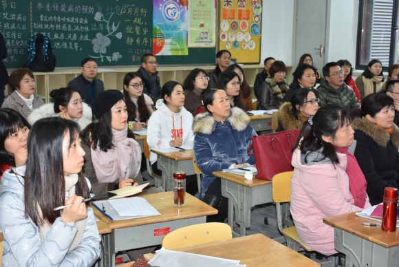 附件:全体教师参加新多媒体培训1.JPG
