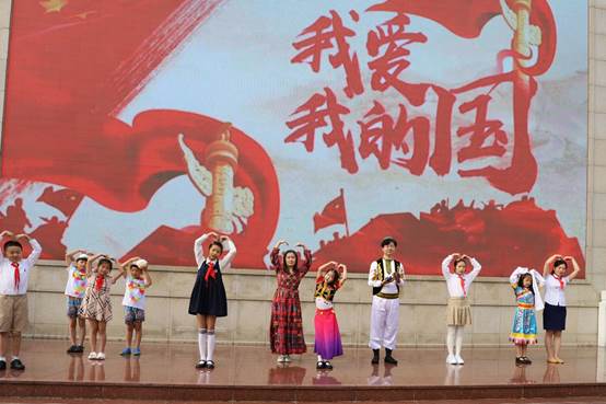 图片包含 桌子, 小孩, 一群, 女孩描述已自动生成
