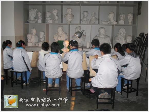 南湖一中美术班在临摹.jpg