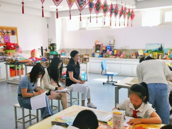 附件：美术组全体教师参与教研听课.jpg