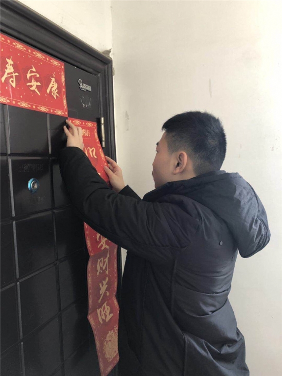 附件：2.3贴春联.jpg