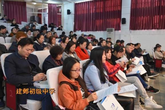 附件:4现场家长填写“合格家长测试表”与尚校长互动.jpg 附件:4现场家长填写“合格家长测试表”与尚校长互动.jpg