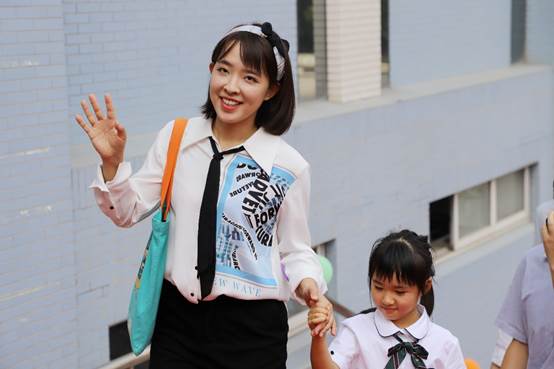 人抱着小孩低可信度描述已自动生成