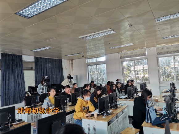 附件:听课老师.jpg 附件:听课老师.jpg