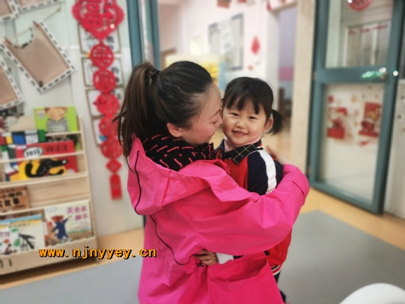 附件：南苑幼儿园：温暖的抱抱4.jpg