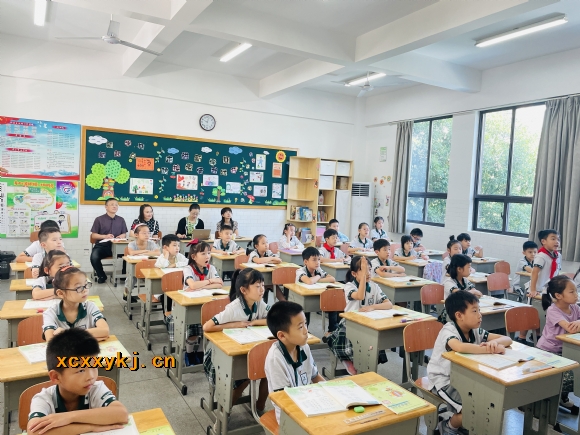 附件:教研员听课.png 附件:教研员听课.png