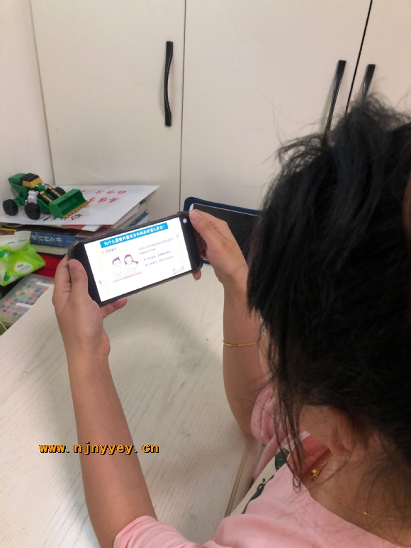 附件：2025.3.28 线上家长学校 育儿 夫妻如何变成好队友 大一班家长学习照片.jpg