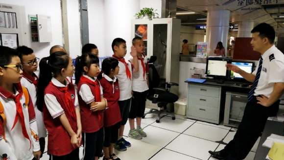 附件:莲花小学地铁志愿服务新闻MTXX_20180714093447.jpg 附件:莲花小学地铁志愿服务新闻MTXX_20180714093447.jpg