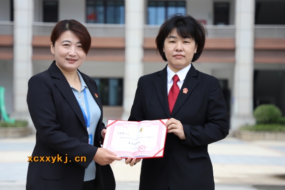 附件:颁发聘书.JPG 附件:颁发聘书.JPG
