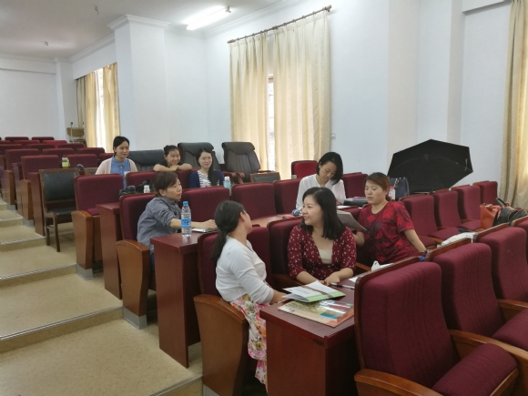 附件：重难点观察组老师们热烈讨论.jpg