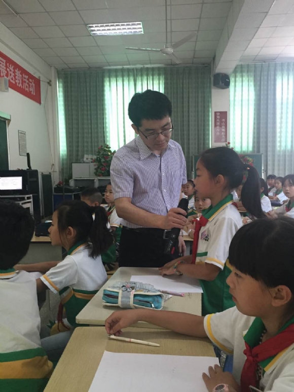 附件：新城小学刘正松老师在上课.JPG