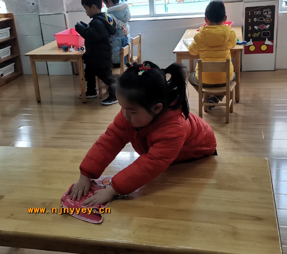 附件：擦桌子.jpg
