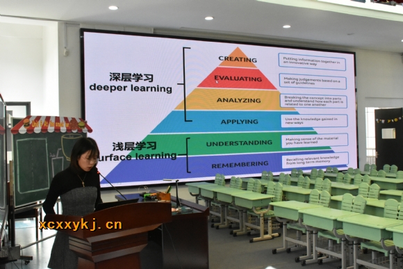 附件：陈老师做讲座.jpg