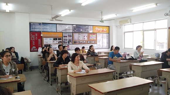 附件：校医、保健教师认真听讲.jpg