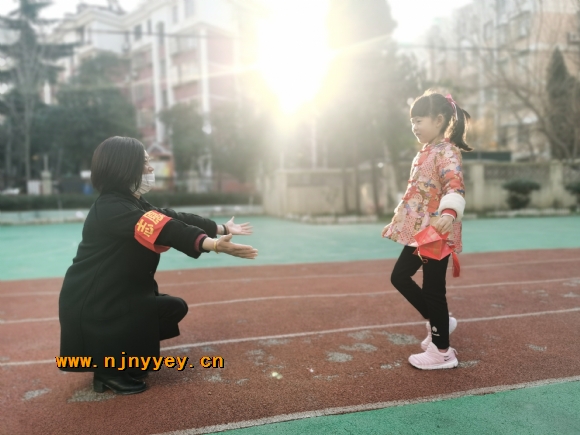 附件：南苑幼儿园：温暖的抱抱1.jpg