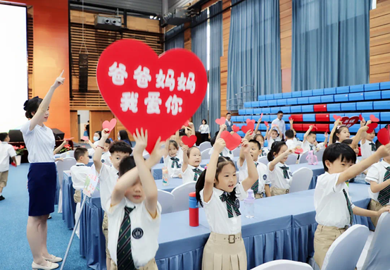 图片包含 建筑, 人, 熊, 街道描述已自动生成