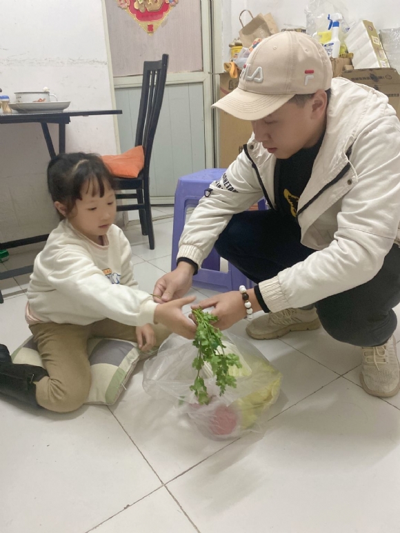附件：和爸爸一起择菜.jpg