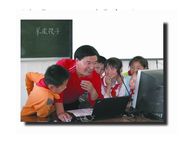 江苏省特级教师杨新富和学生在一起