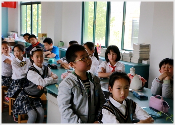 附件：小学生歪着头，机智地回答主讲师的问题.JPG