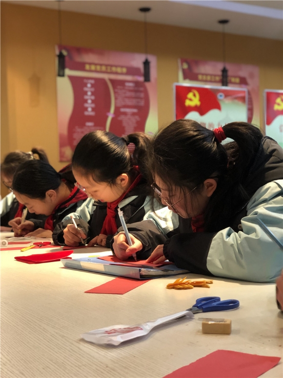 附件：1.2同学们学习如何叠纸、如何描画.jpg