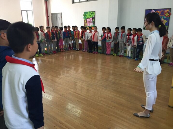 附件：洪倩颖手拉手1.jpg