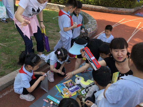 附件:义卖2.JPG 附件:义卖2.JPG