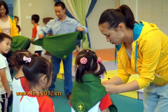 附件：7-3大班小小莲子军开营，为莲子军系上领绿巾.jpg