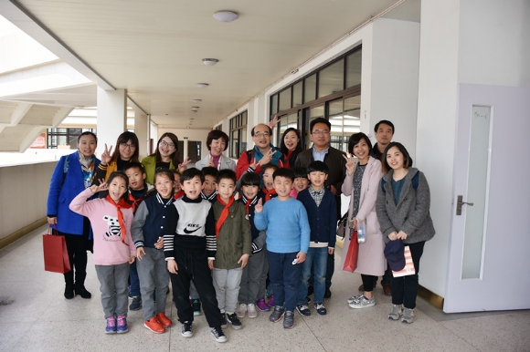 附件：3参观时巧遇上课的孩子们.JPG