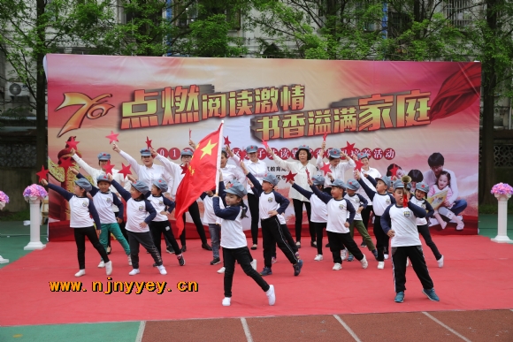 附件：大班亲子表演《闪闪的红星》.jpg