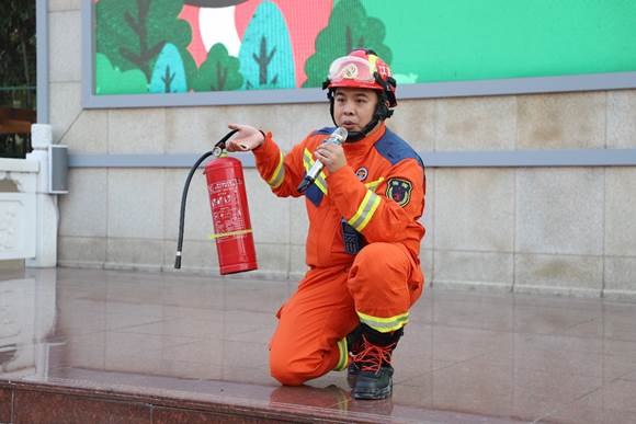 图片包含 建筑, 户外, 人, 橙子描述已自动生成