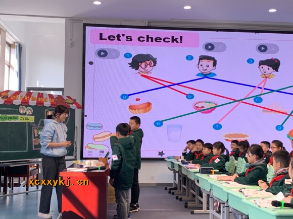 附件：罗老师上课.jpg