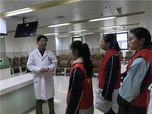 附件：胡叔叔耐心地为队员们讲解.JPG