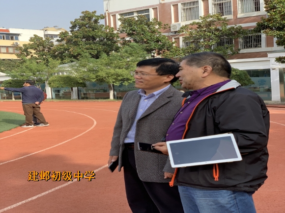 附件:4专家观看体育大课间1 (1).jpg 附件:4专家观看体育大课间1 (1).jpg