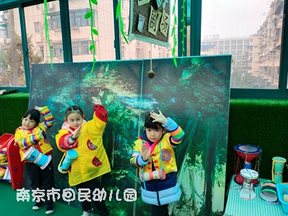 附件：剧场：朝鲜族服饰、音乐、长鼓，孩子跟着音乐拍拍长鼓进行表演。.png