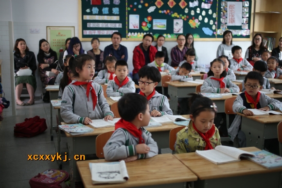 附件：家长们在班级里认真听课.jpg