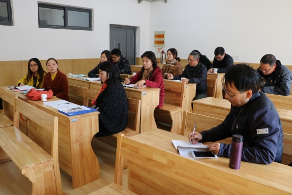 附件：两校教师一起评课研讨.JPG