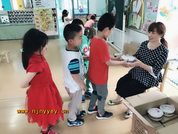 附件：发礼物.jpg