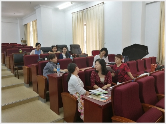 附件：重难点观察组老师们热烈讨论.jpg