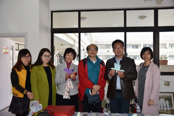 附件：6吴校长的动态剪折纸栩栩如生.jpg