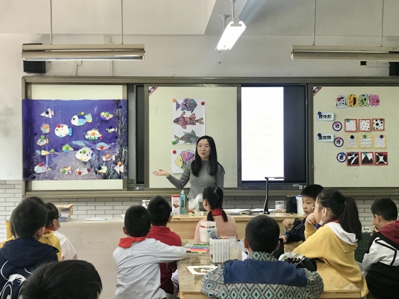 附件：季老师执教《鱼的纹样》一课.JPG