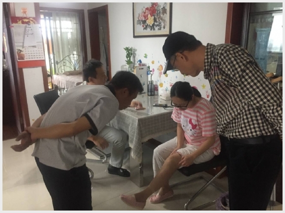 附件：学校主要领导走访慰问教师9.29.JPG