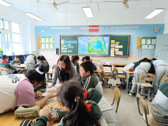 附件：4.李琴琴上课.jpg