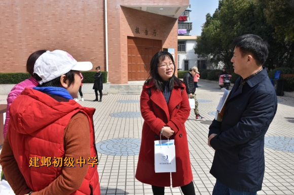 附件:9会后家长们与杨正明副校长交流.jpg 附件:9会后家长们与杨正明副校长交流.jpg