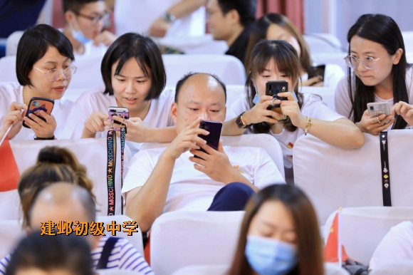 附件:3台下观众挑战答题 (1).jpg 附件:3台下观众挑战答题 (1).jpg