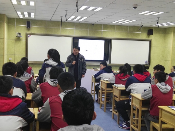 附件:庄老师精彩的上课瞬间.jpg 附件:庄老师精彩的上课瞬间.jpg