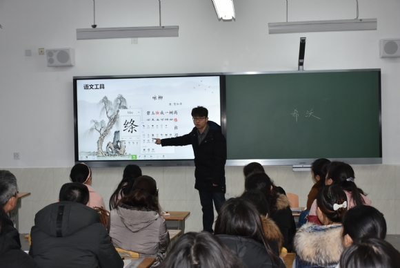 附件:新多媒体厂家对全体教师培训.JPG