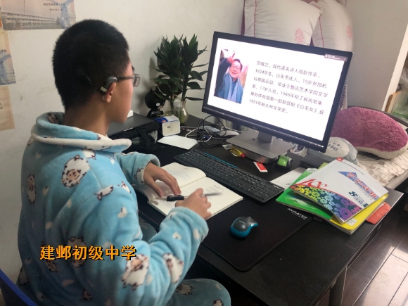 附件:2学生在家学习 (1).jpg 附件:2学生在家学习 (1).jpg