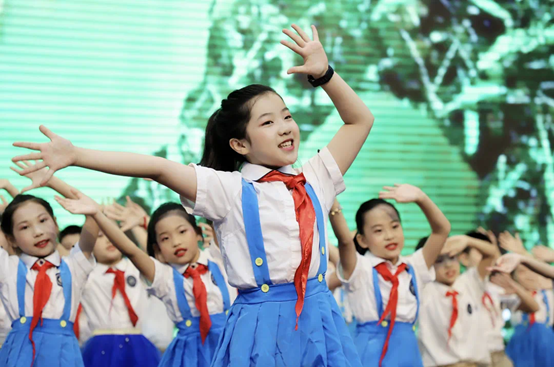 小孩们站在一起中度可信度描述已自动生成