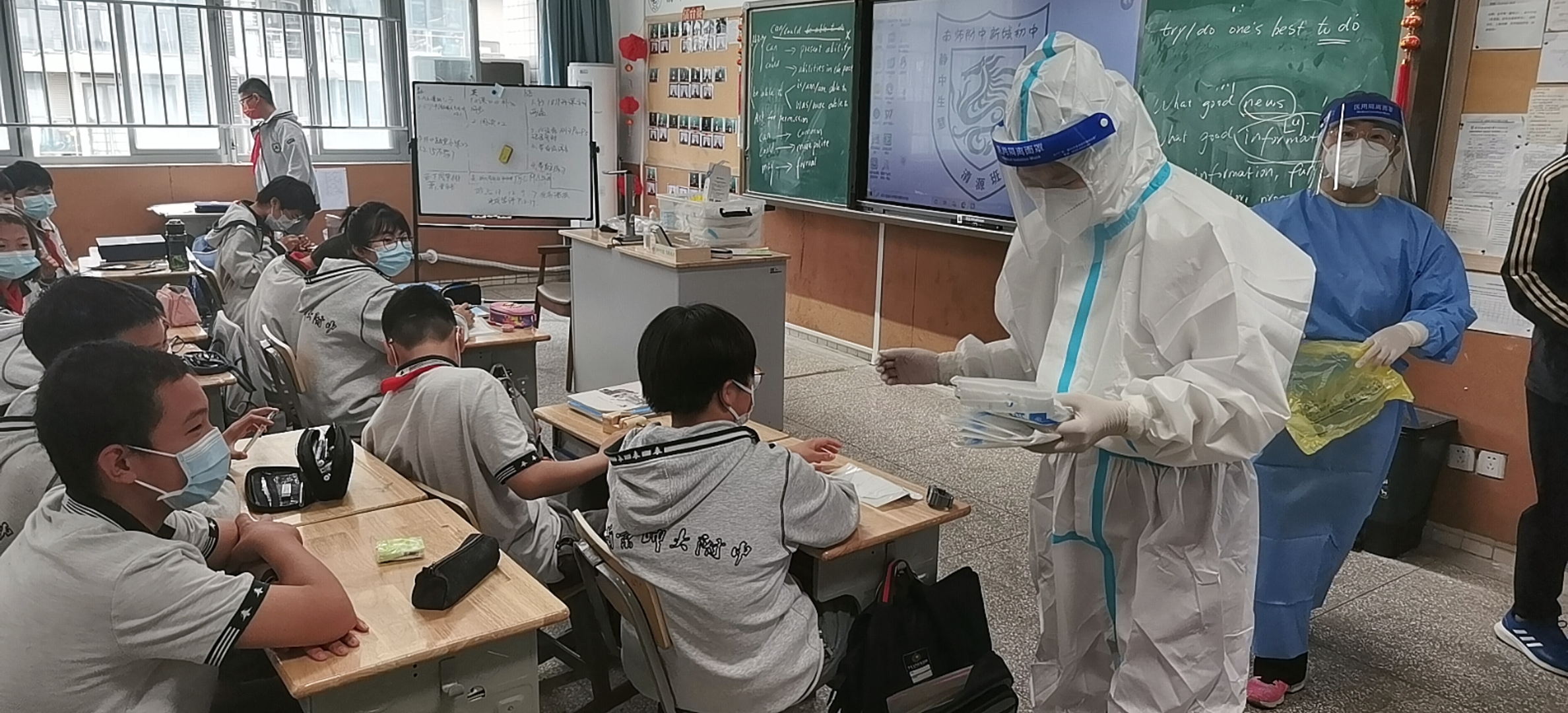 校医给学生发N95口罩.jpg