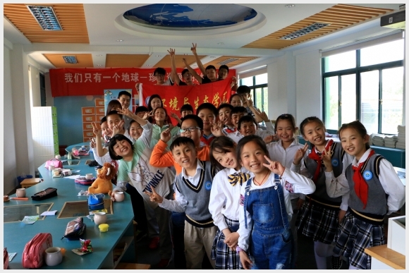 附件：小朋友们与志愿者欢快地合影.JPG